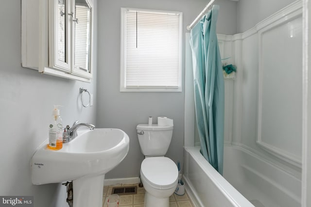 full bathroom featuring shower / bathtub combination with curtain, sink, and toilet