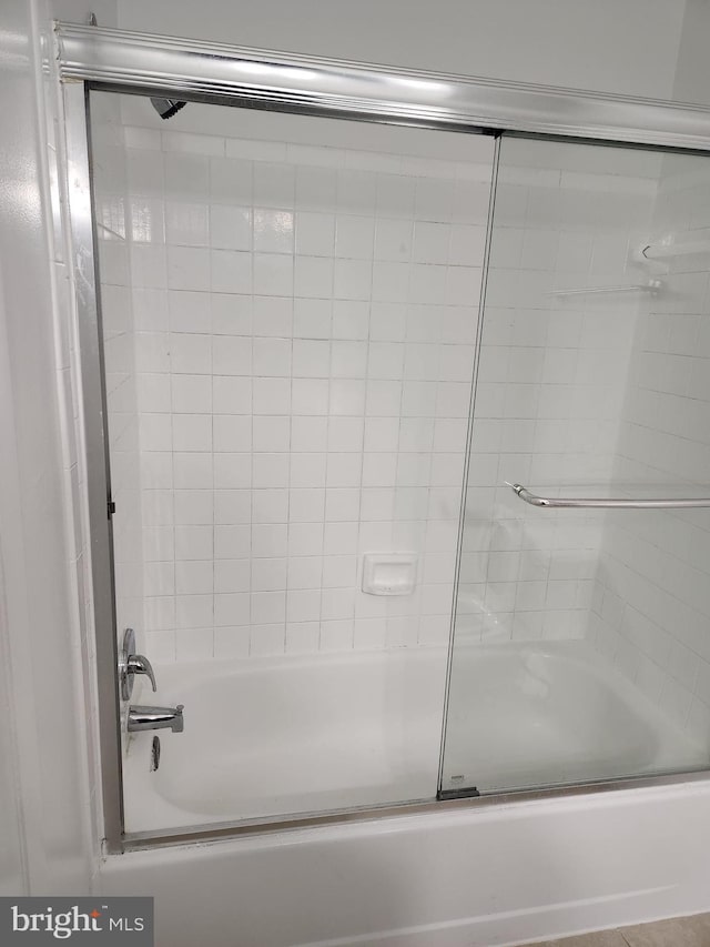 bathroom with combined bath / shower with glass door