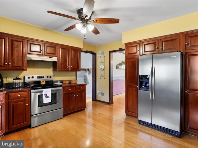 kitchen with stainless steel appliances, light hardwood / wood-style floors, and ceiling fan