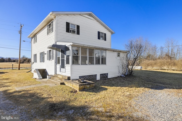 view of front of home featuring a front lawn