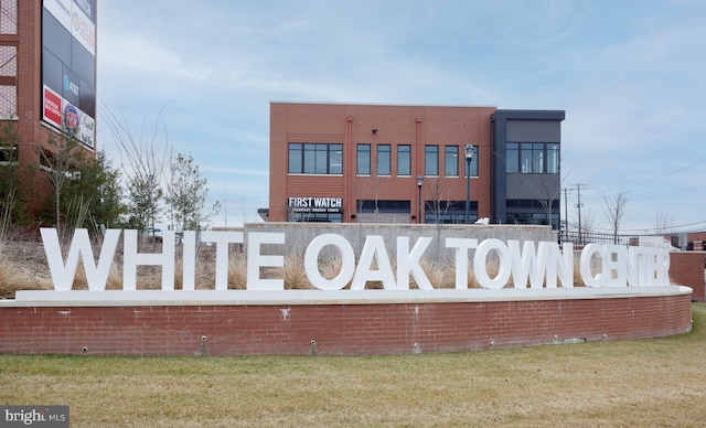 community / neighborhood sign with a lawn