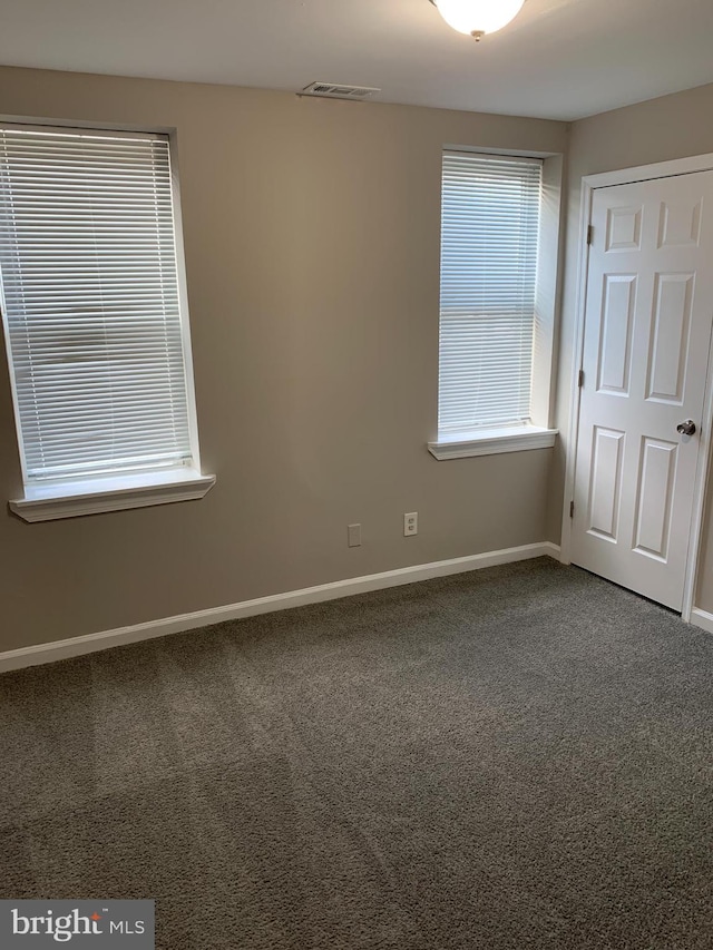 unfurnished room featuring carpet floors