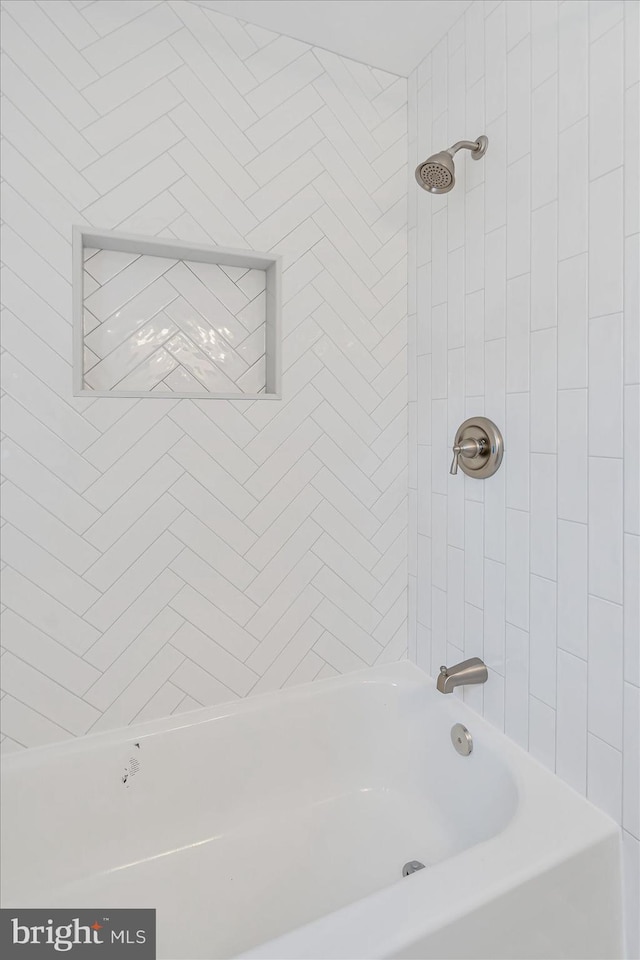 bathroom featuring tiled shower / bath combo