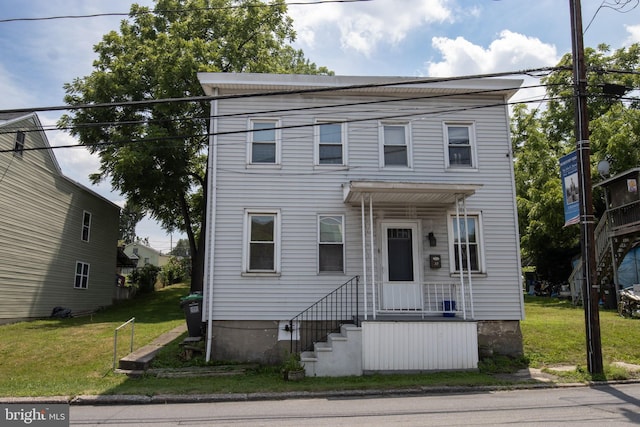 view of front facade featuring a front yard