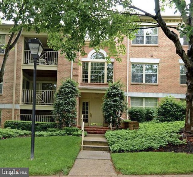 view of front of house with a front yard