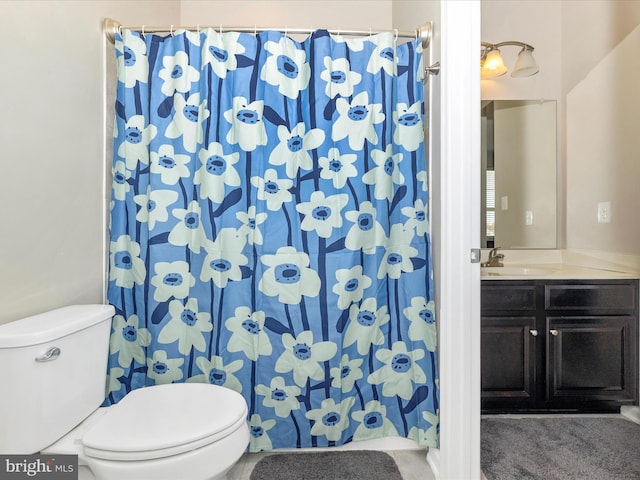 full bathroom featuring a shower with shower curtain, vanity, and toilet