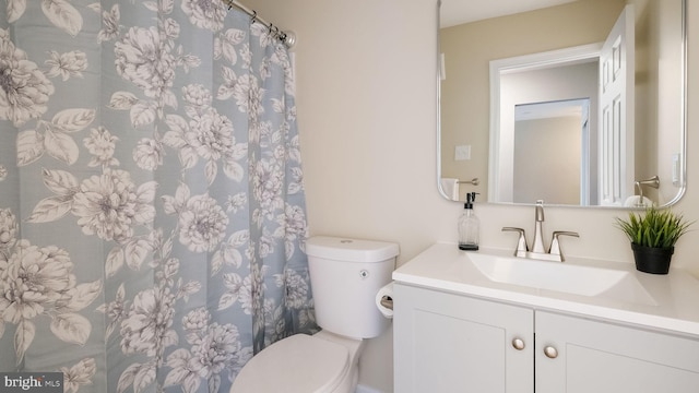 full bathroom featuring vanity, curtained shower, and toilet