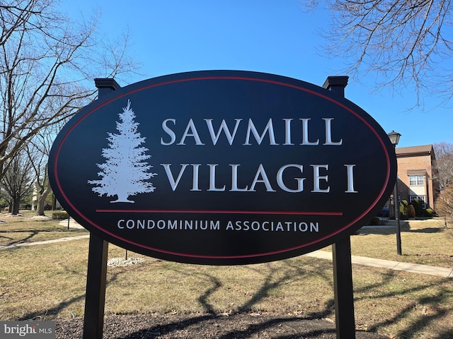 community / neighborhood sign featuring a lawn