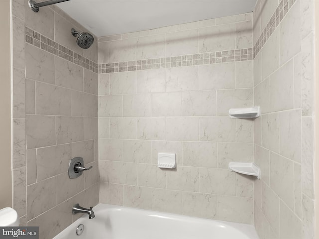 bathroom with tiled shower / bath