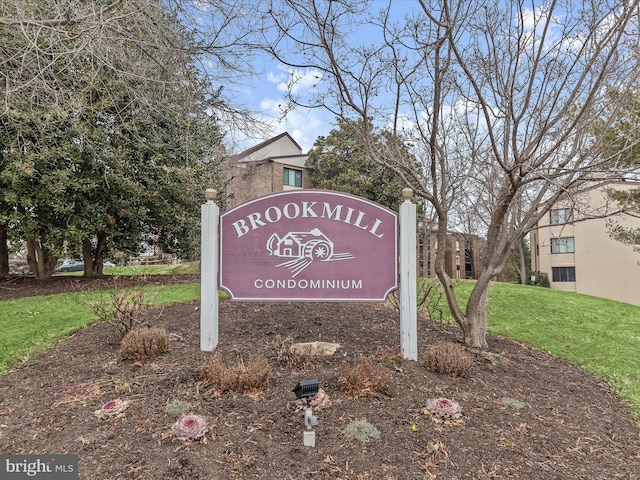 community sign featuring a yard