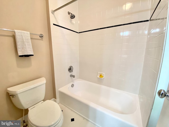 bathroom with tiled shower / bath and toilet