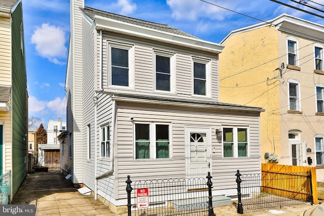 view of front facade featuring a fenced front yard