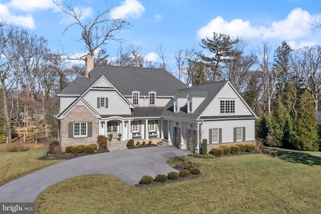 view of front facade featuring a porch and a front lawn