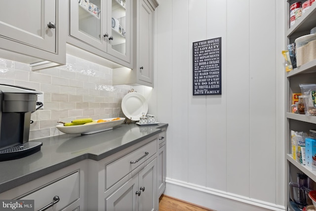 kitchen with decorative backsplash