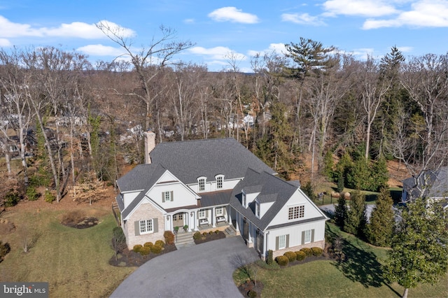 view of front facade featuring a garage, a front lawn, and a porch