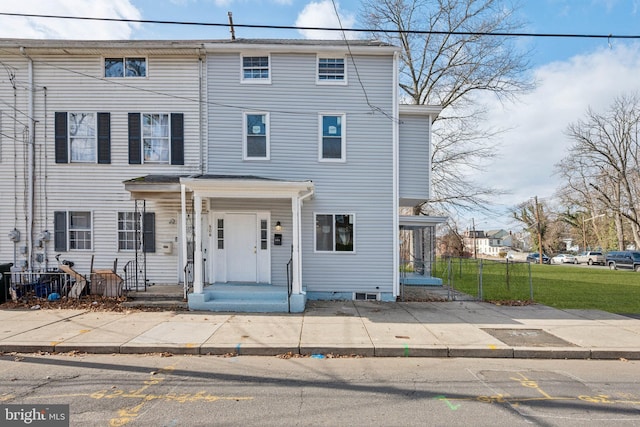 multi unit property featuring a front yard