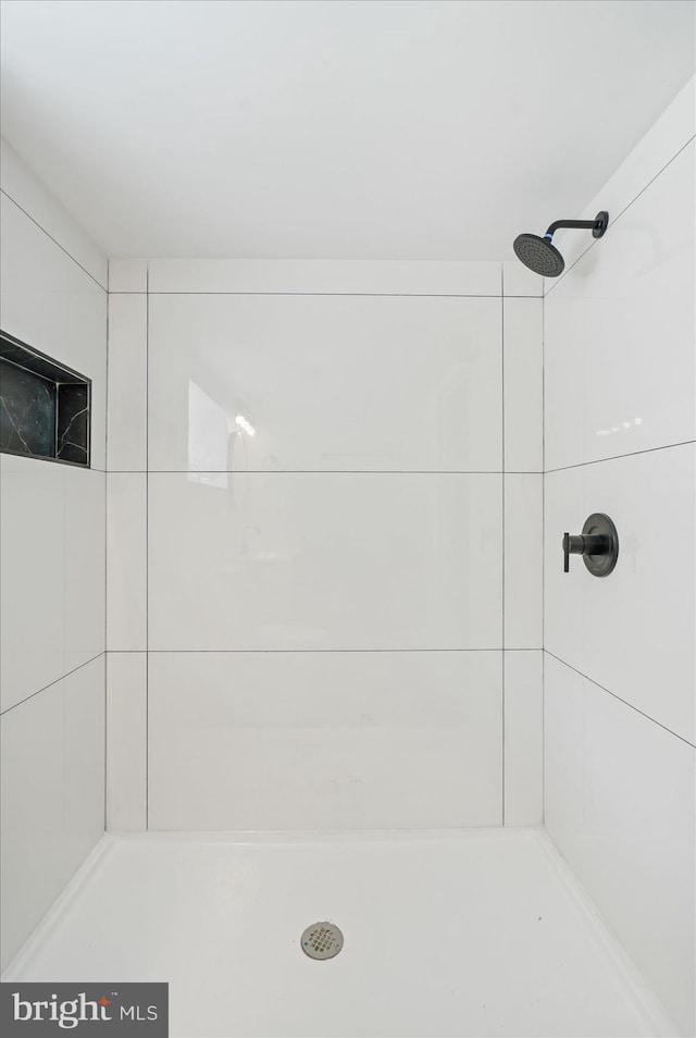 bathroom featuring a tile shower