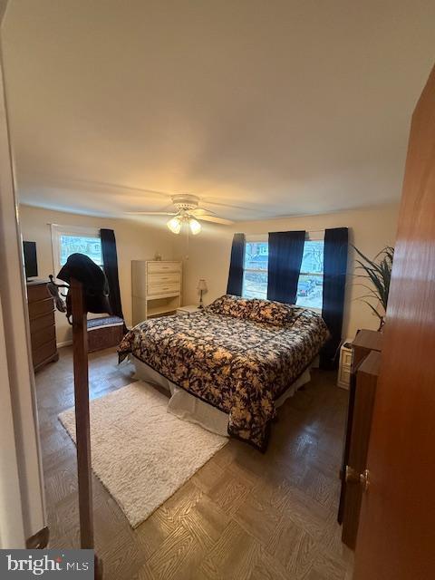 bedroom featuring a ceiling fan