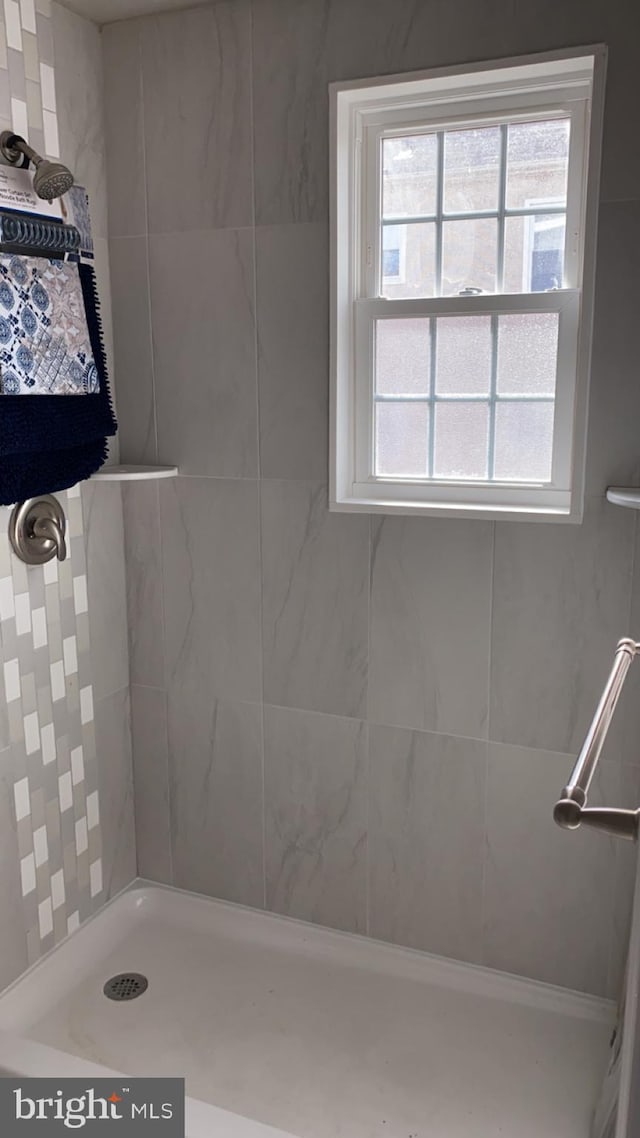 bathroom featuring tiled shower