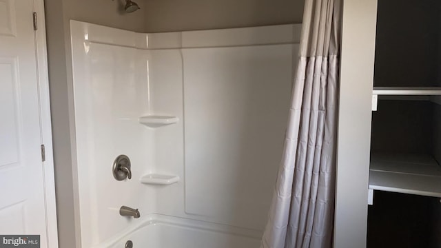 details featuring shower / bath combo