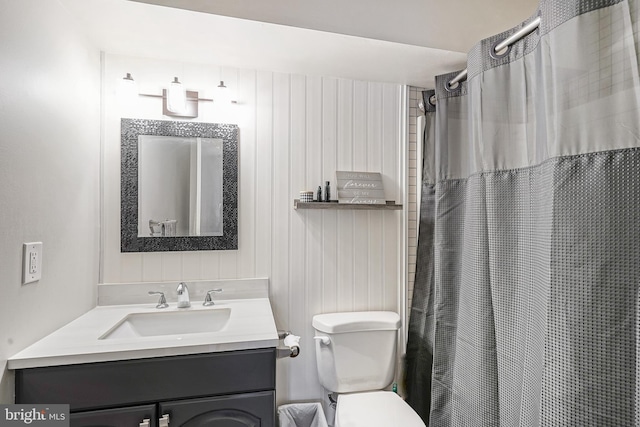 bathroom featuring a shower with curtain, vanity, and toilet