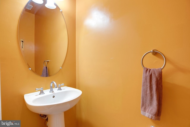 bathroom featuring sink