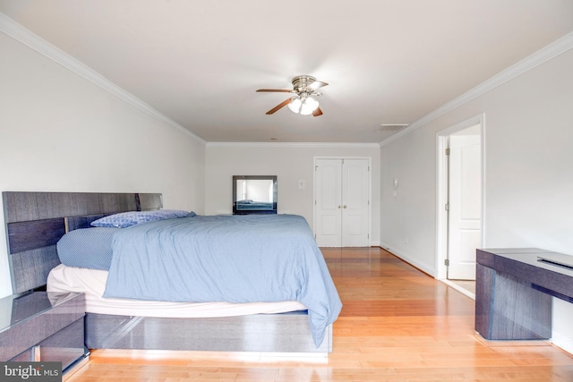 bedroom with ceiling fan, crown molding, and light hardwood / wood-style floors