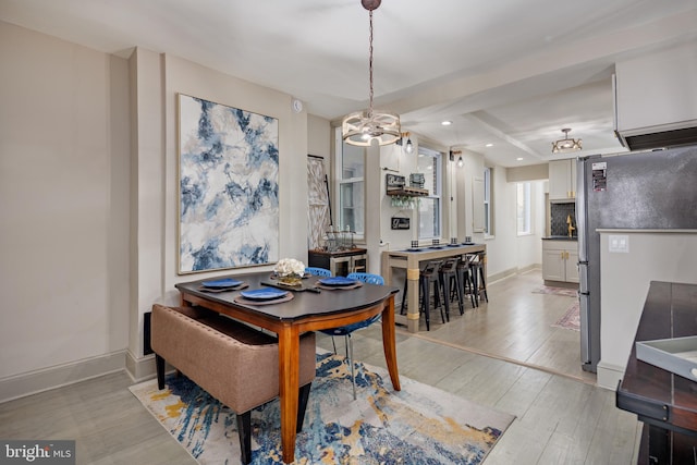 dining space featuring light wood-style floors, baseboards, and recessed lighting