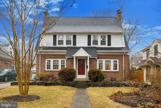 view of front of home with a front lawn