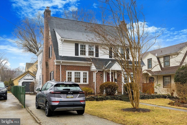 view of front of property featuring a front lawn