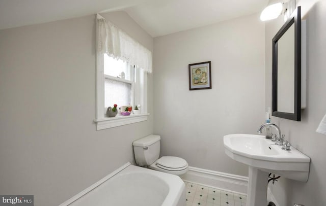 bathroom featuring toilet and a bathtub