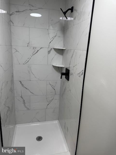 bathroom with a tile shower