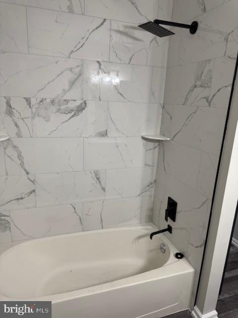 bathroom with tiled shower / bath