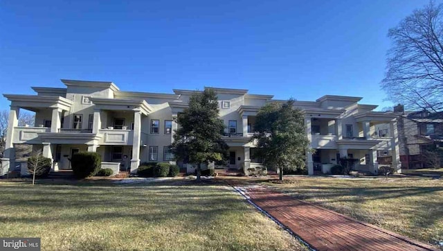 view of front of home featuring a front lawn