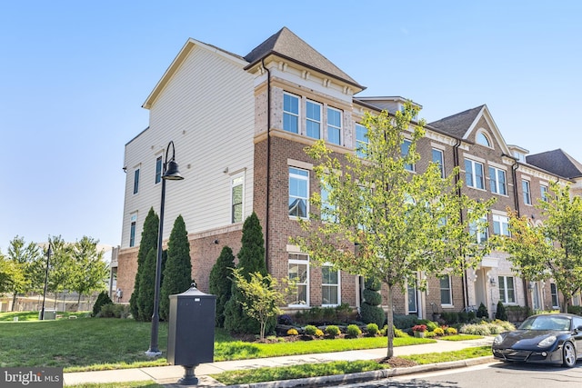 view of front of home featuring a front lawn