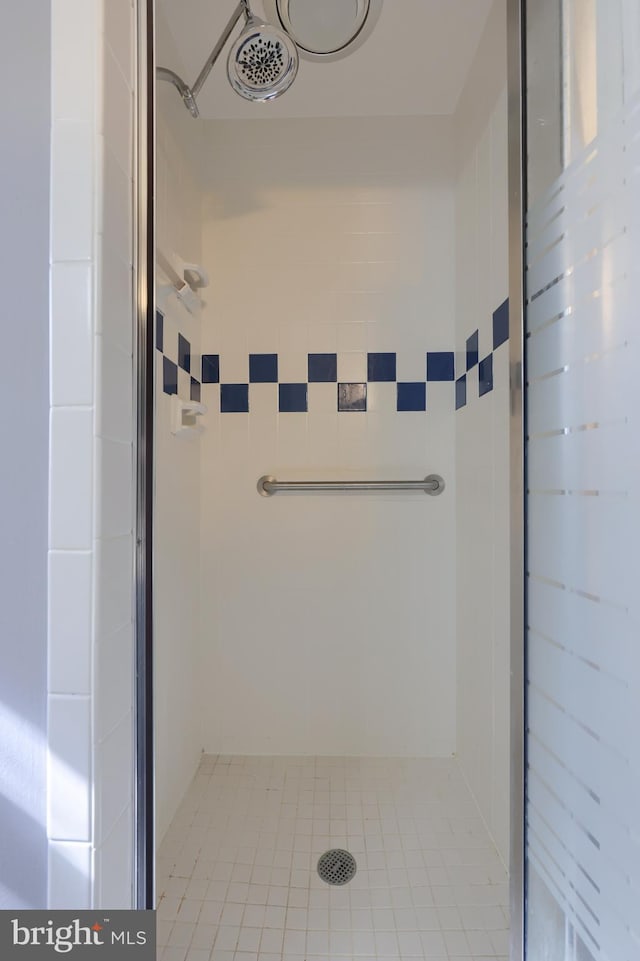 bathroom featuring a tile shower