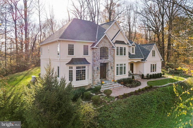 view of front of house featuring a front yard