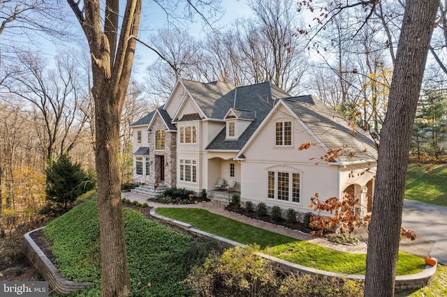 view of front facade with a front yard