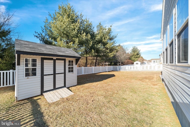 view of yard featuring a shed