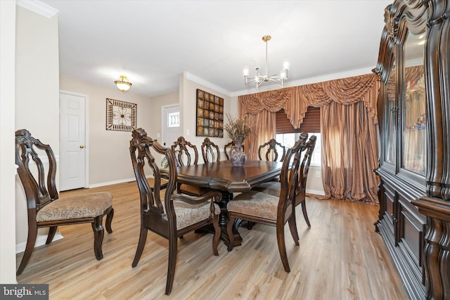 dining room featuring crown molding, light hardwood / wood-style flooring, and a notable chandelier