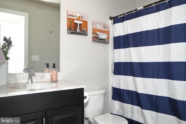 full bath with toilet, curtained shower, and vanity