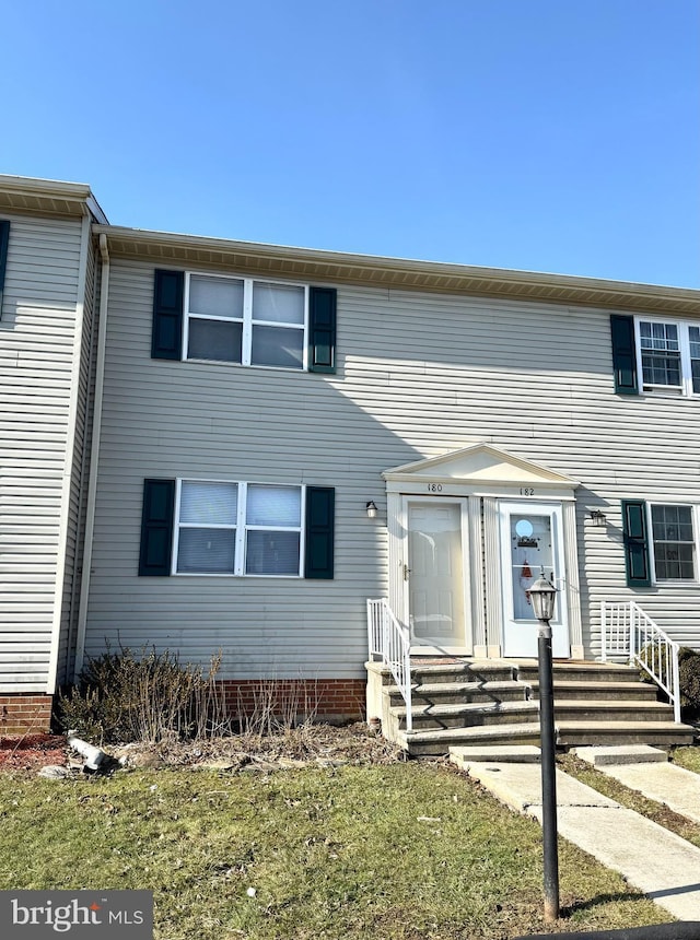 view of front of home with a front yard