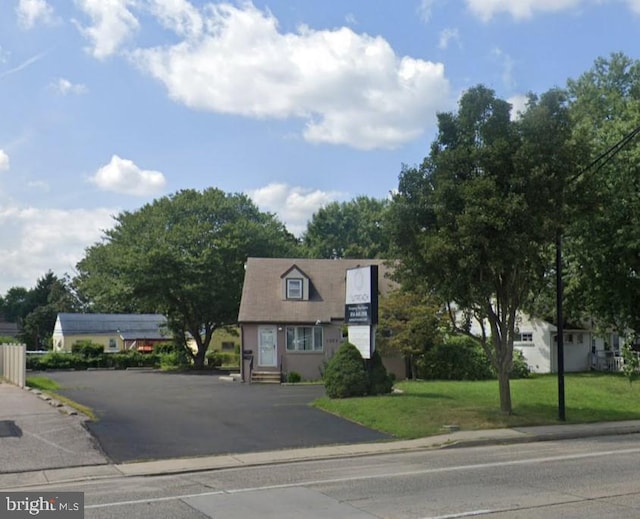 new england style home with a front lawn