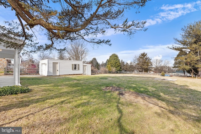 view of yard featuring an outdoor structure