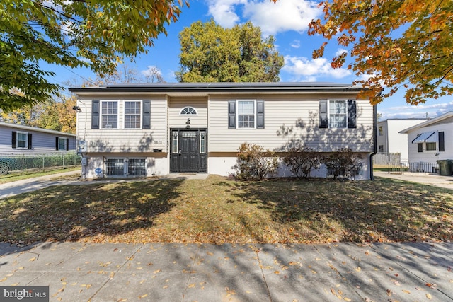 split foyer home featuring a front lawn