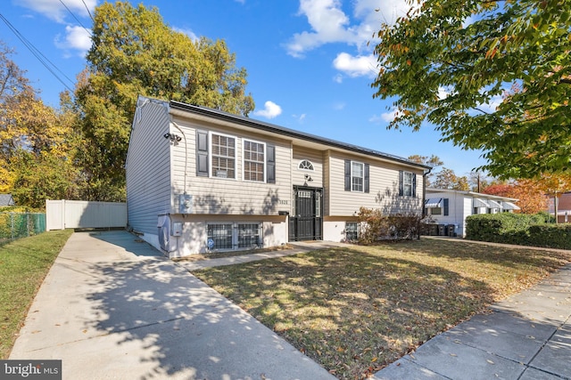 split foyer home featuring a front yard