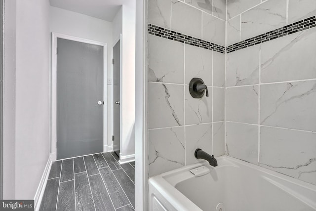 bathroom featuring tiled shower / bath