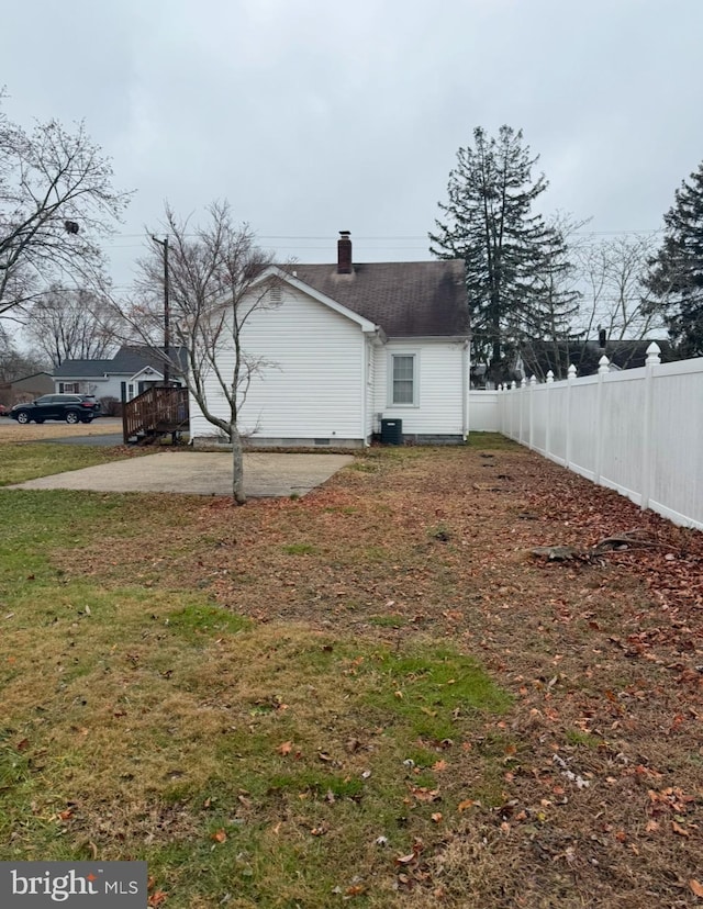 view of yard featuring a patio