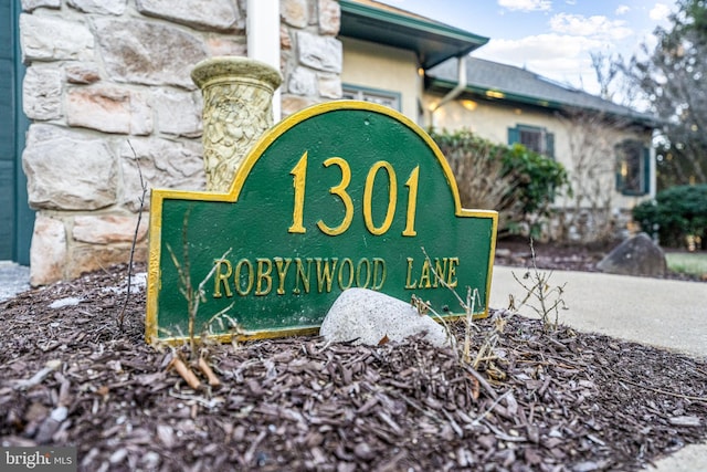 view of community / neighborhood sign