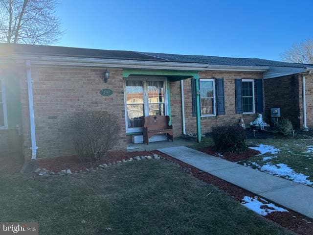 view of front of property with a front yard